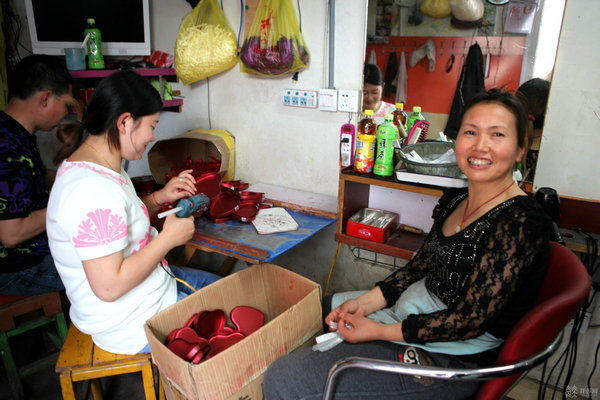 淮安聋哑志愿者做公益7年 爱心剪 传递无声正