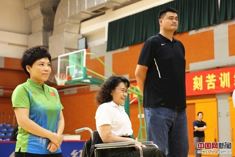 跨界pk!姚明邓亚萍与残疾人切磋篮球乒乓
