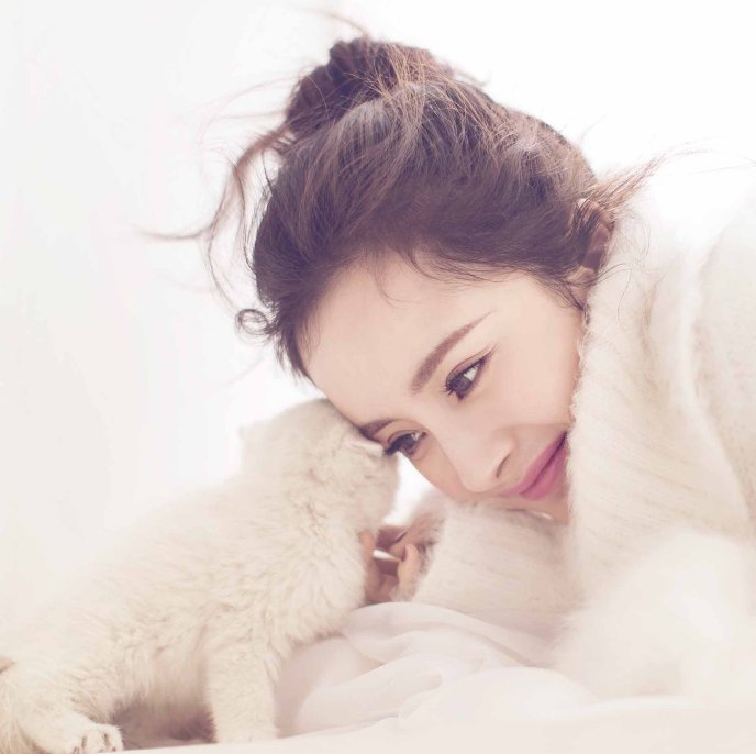 杨幂与高层亲密相拥,一袭黑裙大秀美腿