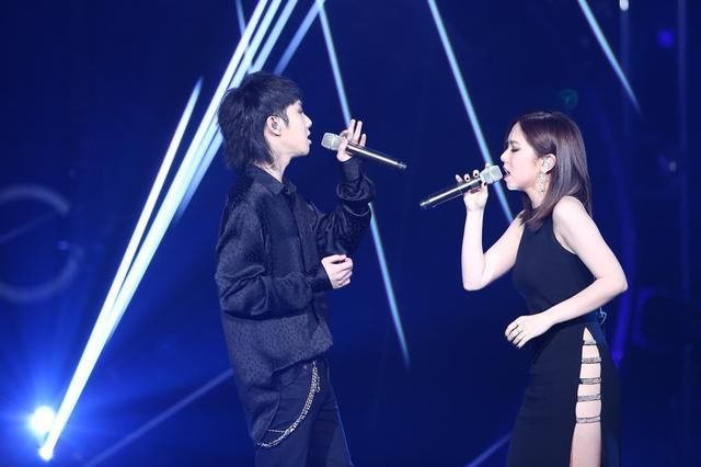 邓紫棋惊艳开叉裙献唱,华晨宇表情超级害羞,她