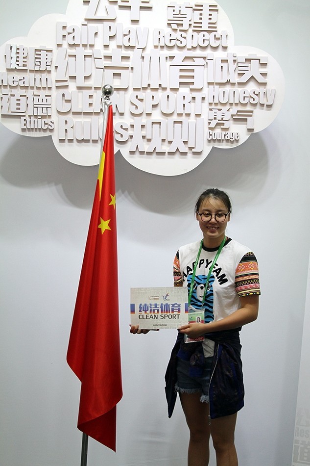 傅园慧逛反兴奋剂体验馆玩套圈 呼吁纯洁体育