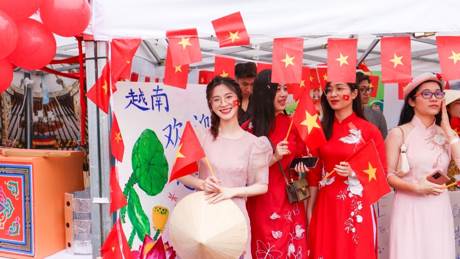 时隔三年重启!各国师生齐聚世界文化节 时隔三年重启!各国师生齐聚世界文化节