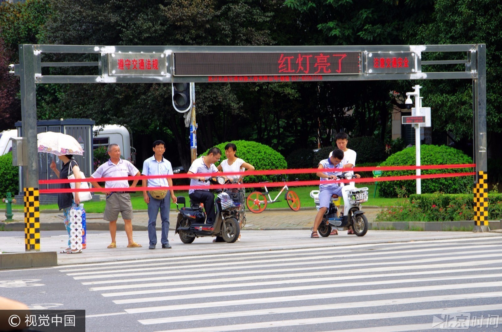 “过马路神器”又出新款 武汉现自动拉绳系统防闯灯