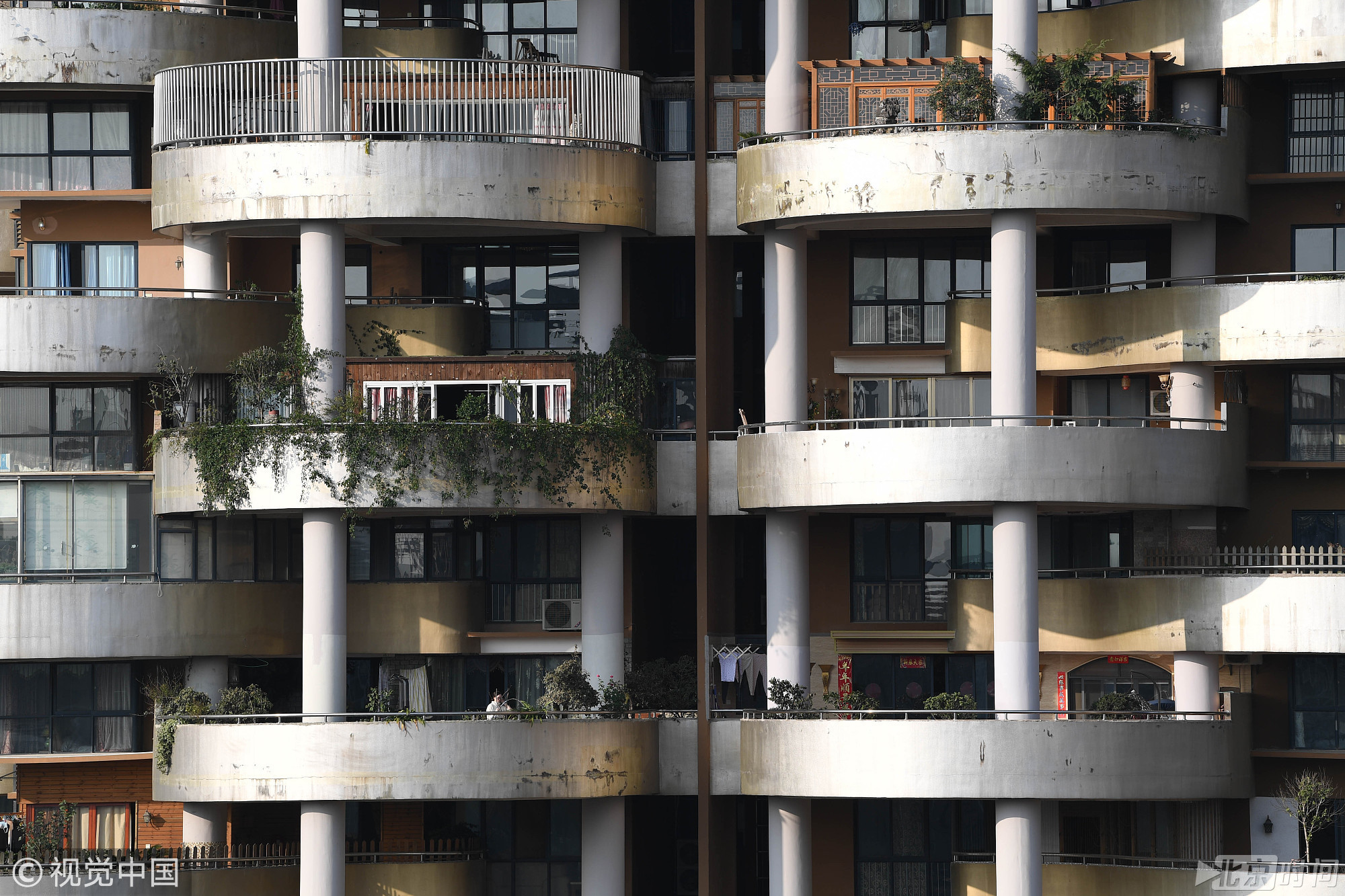 2017年11月2日，贵阳市观山湖区龙泉苑街，一小区几栋楼造型独特，远远望去，酷似一串串“烤面筋”，被网友戏称为“烤面筋楼”。所有半圆形阳台组合成一串串“烤面筋”。有市民调侃道，设计师估计喜欢吃烤面筋，望楼止饿。也有附近市民称，建筑设计的很有风格。