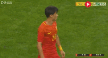 比0-6更痛心的是国足停球5米远 王燊超3张动图