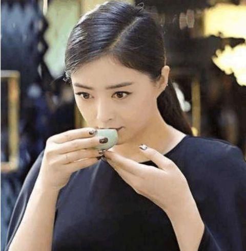 蒋欣暴瘦衣品也成为助力, 单亲妈妈何洁瘦的让