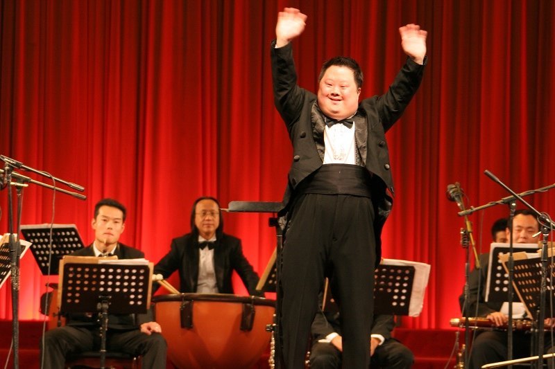 曾经的"天才指挥家"舟舟,现蜗居房间无商演,78岁老父陪伴