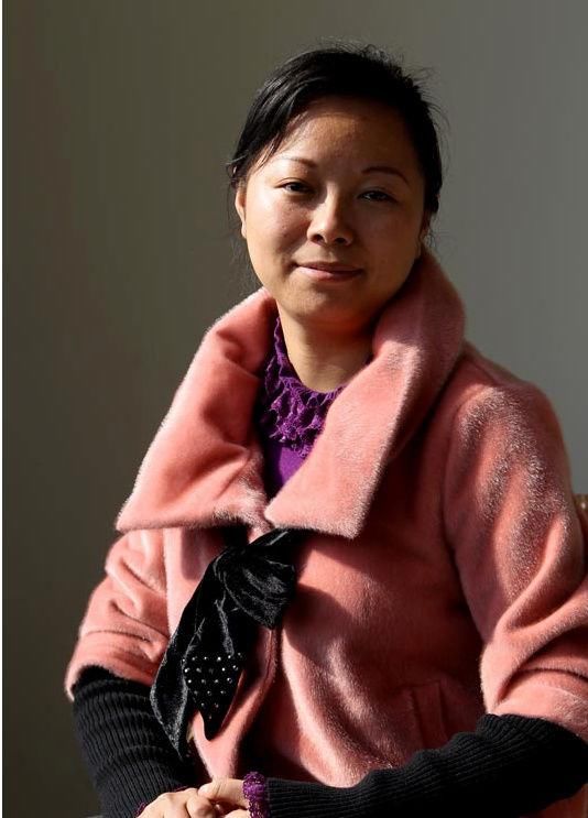 图中的女人叫吴菊萍,她被称作"最美妈妈",她凭仗本人薄弱的双手接住了