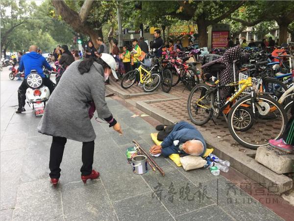 城市职业乞丐月入七千超白领 晚上带酒菜回家