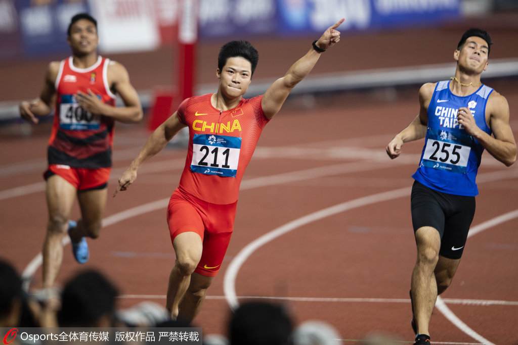 苏炳添破亚运纪录夺冠成就亚洲第一飞人,跪地