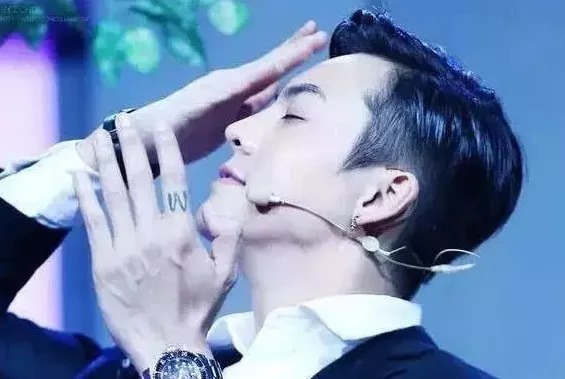 陈伟霆baby昔日情侣纹身曝光,窦靖童成纹身领