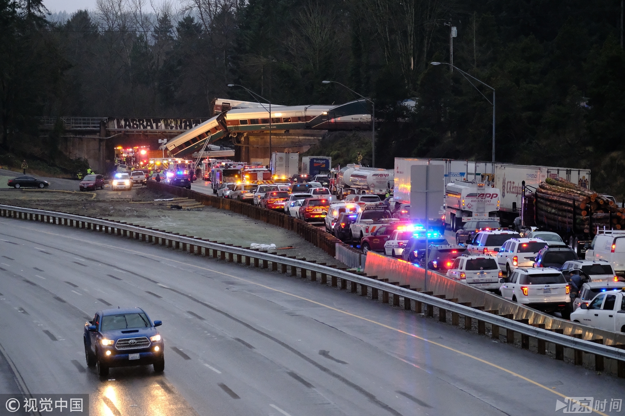 事件发生后，特朗普发推说：“在华盛顿杜邦市发生的脱轨事件再次显示，为什么我们即将提交的基础建设计划必须得到快速批准，7万亿美元花在了中东地区，但我们的道路、桥梁、铁路、隧道却这么破败。不会很久了！”图/视觉中国