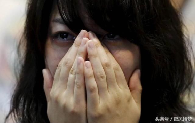 开门的正是陈菊,见到黄俊她眼睛一亮,赶紧把他拉进屋里.