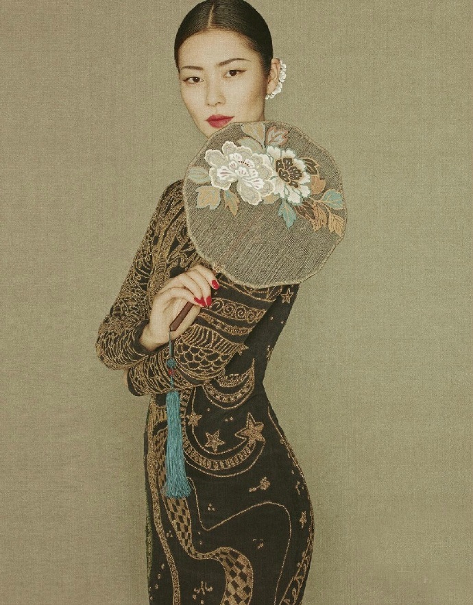 超模刘雯裸背演绎闺房诱惑