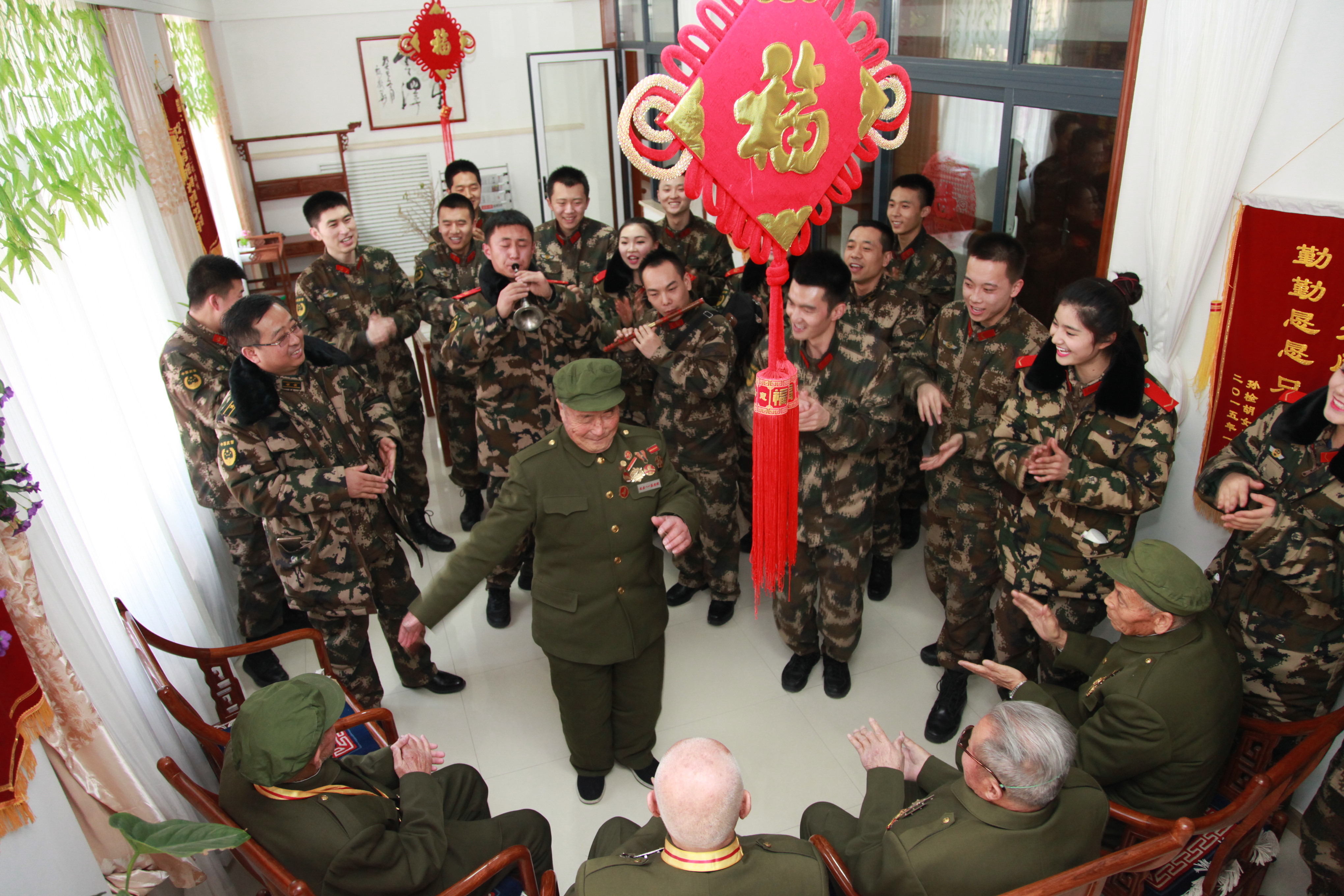 2016年1月28日，武警陕西省总队政治部文工队来到延安八一敬老院，以特有的方式表达对革命前辈的崇敬之情。图为老红军战士踩着鼓点，扭起了欢快的秧歌。党忠斌摄