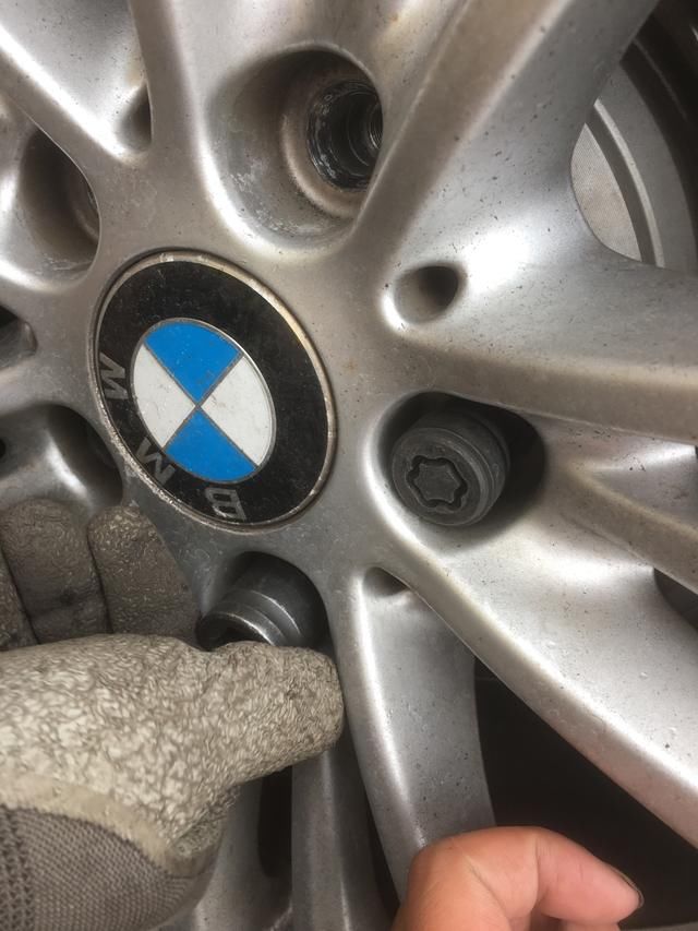 因为每台宝马车的防盗螺丝都是不一样的,就跟我的车钥匙不能打开你的