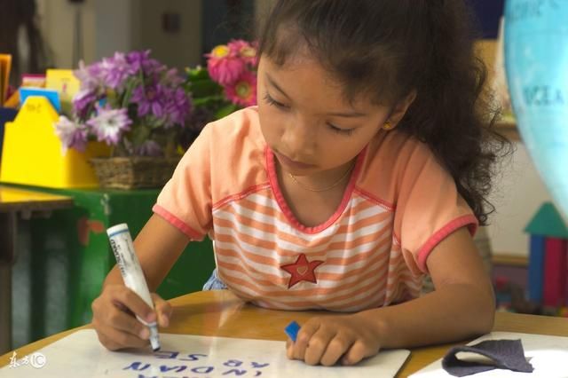 清华教授忠告:有人夸赞你的孩子,父母请用这1