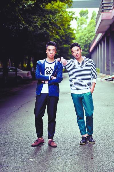 苑子文、苑子豪兄弟是对双胞胎,他俩曾是小胖墩,曾经被退到学前班……2012年却以高分考入北京大学,成了“北大最帅双胞胎”。