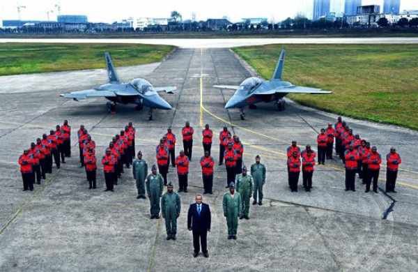 国出口型L15B教练机配置豪华 将成多国空军主