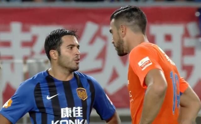 江苏苏宁和山东鲁能新援分别亮相 埃德尔吃饼