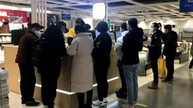 疫情期间在商场购物时不要做这些事