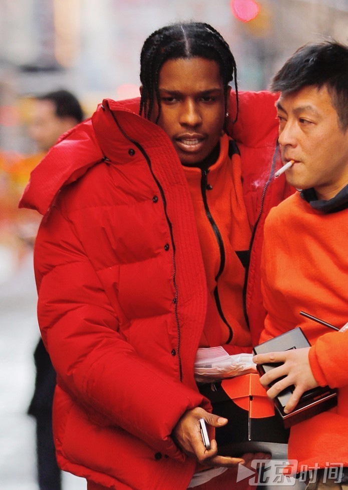 忙里偷闲!陈冠希陪秦舒培待产期间逛街 忙里偷闲!陈冠希陪秦舒培待产期间逛街