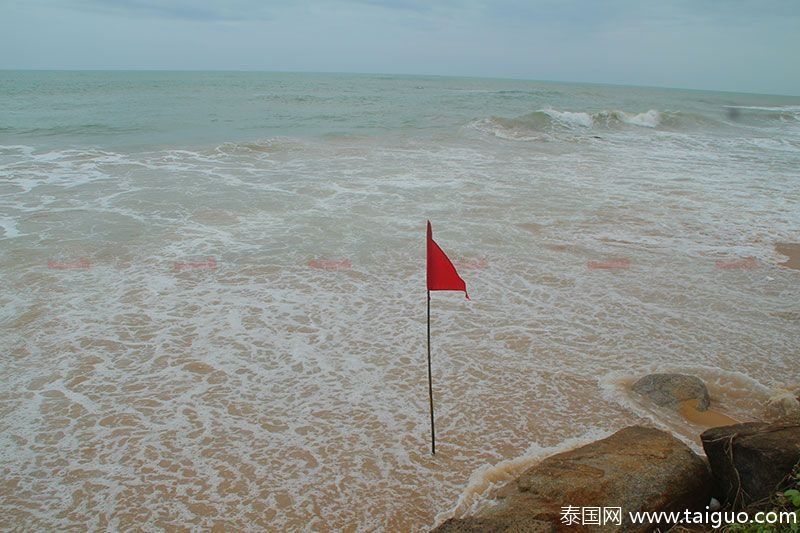 浪大!泰国攀牙海域竖红旗严禁游客下海游玩