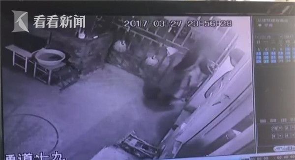 男子酒后猥亵被拘 光着下身往女子身上蹭 男子酒后猥亵被拘 光着下身往女子身上蹭