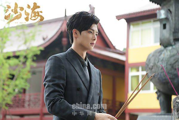 张铭恩搭档吴磊,秦昊,杨蓉等主演的现代探险题材电视剧《沙海》持续