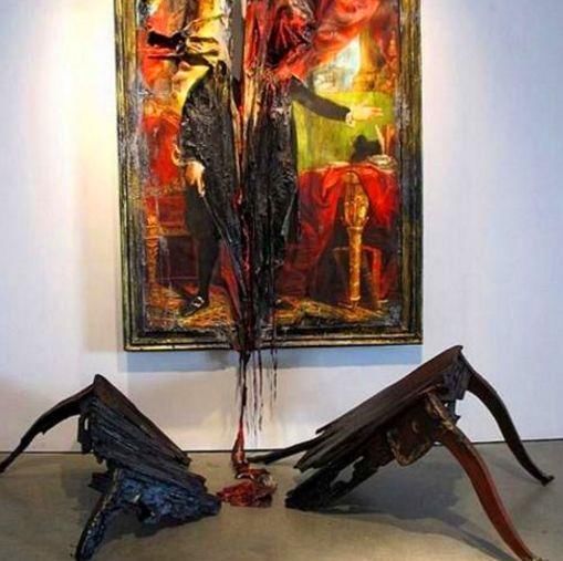 挂在墙上的画居然在腐烂流血,男子走近一看,瞬