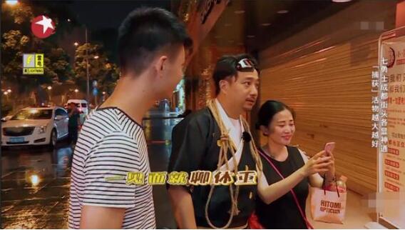 黄磊把手放在女生身上 被网友骂是咸猪手