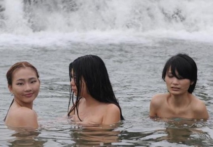 尼泊尔人有当街沐浴的习俗。如果是男人也就罢了，偏偏是那些穿着漂亮纱丽的姑娘，有些人甚至赤裸上身，毫不避讳行走的游人。