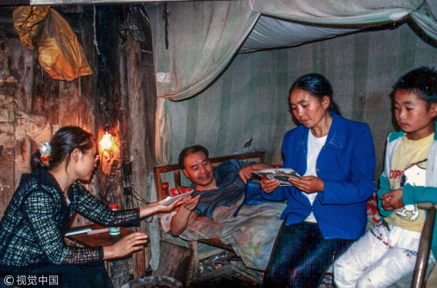 谢林玉平凡又伟大的故事，吸引了一些职业女性来看望她、走近她。2001年4月，一位作家深入谢林玉家，采写了报告文学《另一种幸福》。