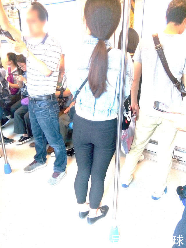 胯宽的女生穿黑色紧身裤,细腰的人体美学,就是