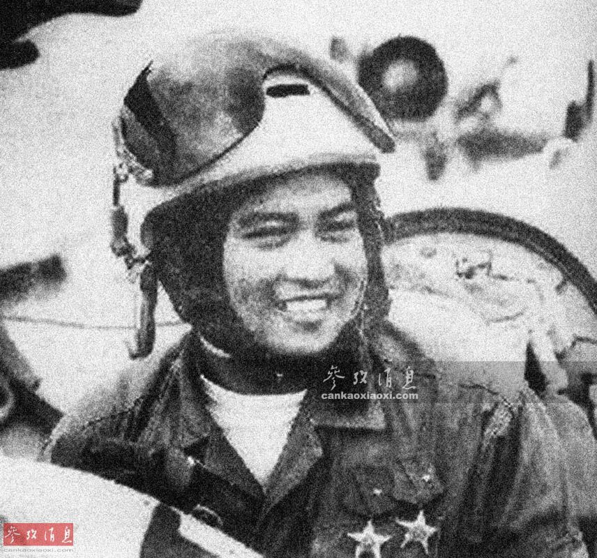 乔清陆和同伴大都是军龄7至12年的中下级官兵，对当时越空军基层部队的内部情况十分熟悉，据乔清陆等人介绍，上世纪50年代末期至70年代初期培养的越南空军飞行员，大多选拔自陆军部队，他们经历过严格的军事训练，其中不少人还打过仗。图为越战期间的一名越军王牌飞行员。