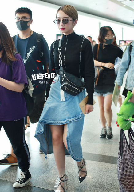 乐华老板带吴宣仪孟美岐酒店约饭,路透照很迷