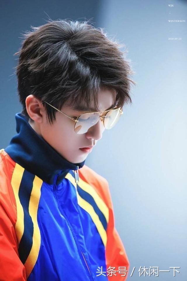 王源半夜晒腹肌,易烊千玺参加高考,王俊凯最近