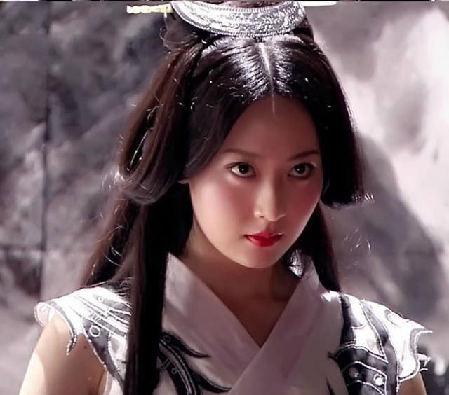 娱乐圈背景最大的女明星,成龙见到此人都要恭