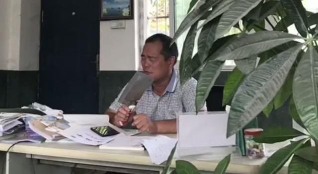 求你别秀了,当年偷偷拍下班主任的丑照,网友:班