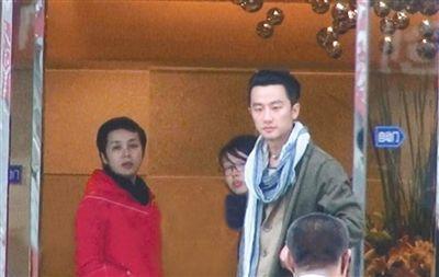 卓伟知乎爆料:蒋雯丽和黄轩的关系只是一步之