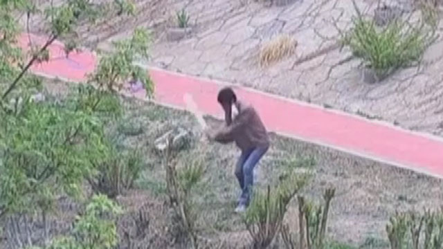 《生活这一刻》20200415凉水河边一男子未戴口罩 不听劝阻持刀乱砍