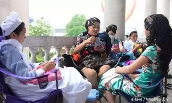 横店女群众演员生存现状:颜值高才可能养活自