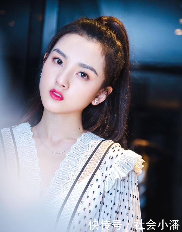 宋祖儿厉害了!一袭黑色吊带连衣裙气场全开,网