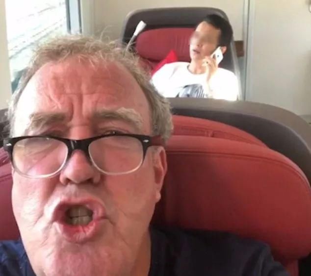 一段在国外走红的高铁不文明行为画面,不要只