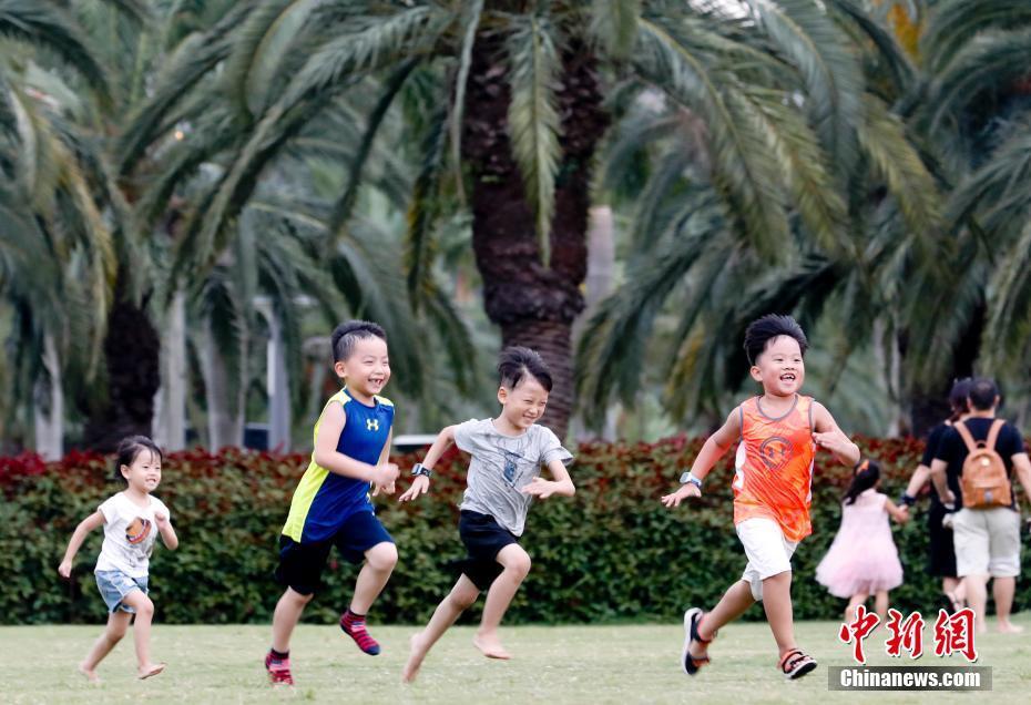 9月2日,市民在厦门白鹭洲公园休闲玩耍。金砖国家领导人第九次会晤将于9月3日至5日在厦门举行。 中新社记者 杜洋 摄