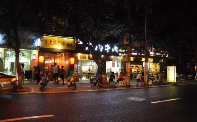 四川成都春熙路附近的美食小吃一条街,旅游的