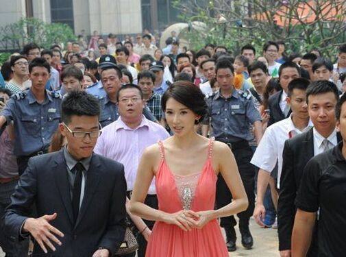 柳岩跟PK林志玲身材 穿吊带低胸裙看谁真材实