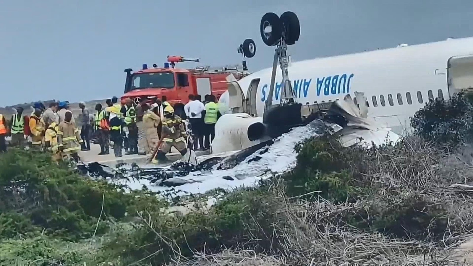 索马里一客机降落时倾覆 未造成人员死亡 索马里一客机降落时倾覆 未造成人员死亡