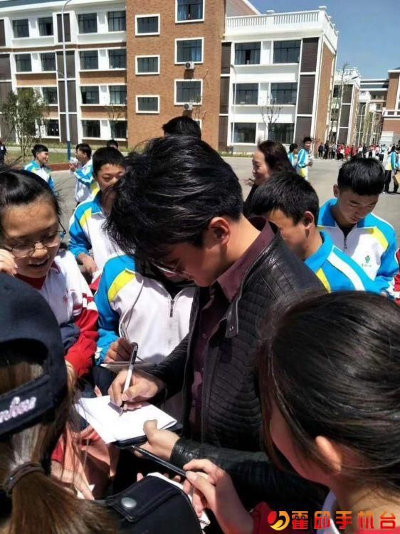 【书声霍邱】佟大为夫妻俩今天在霍邱一中见到