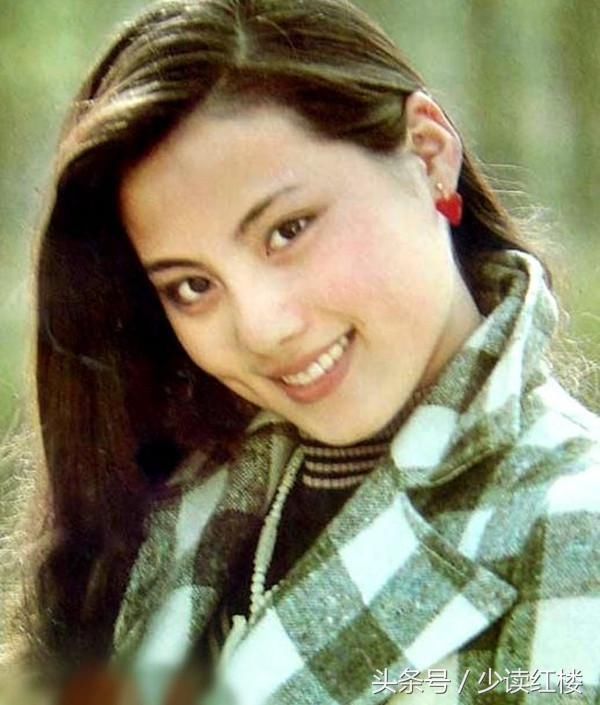 周月当时昆明的话剧演员,有很丰富的舞台经验;而来